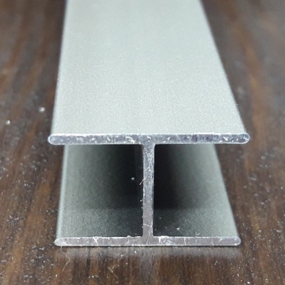 Профиль алюминиевый прессованный равнополочный Н-образный АМц 26х16,5х11 мм ГОСТ 13621-90 во Владивостоке

